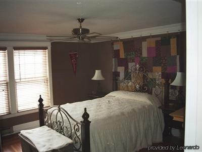 Lamp Post Inn And Gallery McGregor Room photo